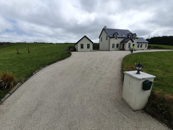 Laying a tar and chip driveway in Carrigaline